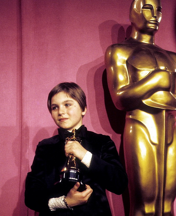 Tatum O’Neal  nhận tượng vàng Oscar năm 1973.